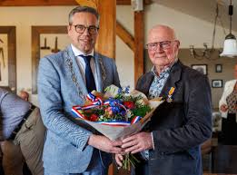 Loco Burgemeester Arnold Versteeg & Jubilaris Theo Weber